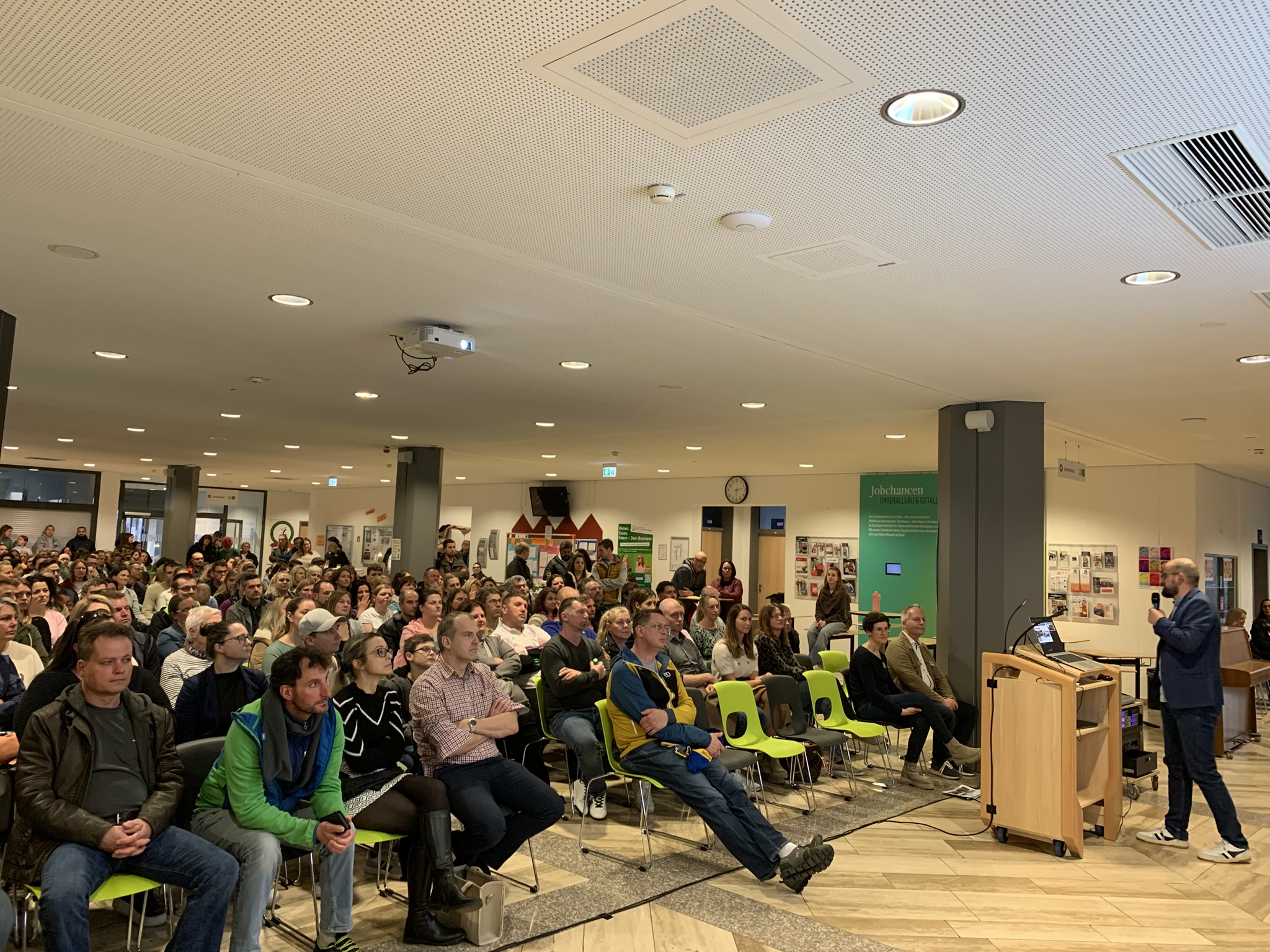 Volles Haus beim Tag der offenen Tür der Wirtschaftsschule Bad Wörishofen